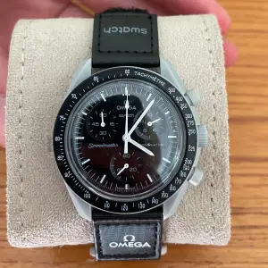 Hej! Säljer nu denna super schyssta omegaXswatch klocka. Klockan är i nyskick! Med klockan medföljer låda och papper. Nypris på merchsweden ligger på 5999kr