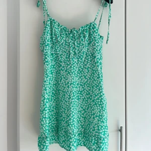 Sommarklänning - Grön sommarklänning i storlek S.  Köpt här på plick så okänt märke. Mycket bra skick 💚