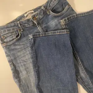 Bootcut jeans i storlek 32 och längd 32 (alltså storlek M/L) Knäpps med en knapp och en dragkedja Ifrån lindex från början!  (Obs se sista bild)