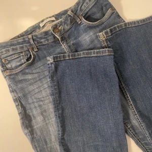 Bootcut jeans - Bootcut jeans i storlek 32 och längd 32 (alltså storlek M/L) Knäpps med en knapp och en dragkedja Ifrån lindex från början!  (Obs se sista bild)