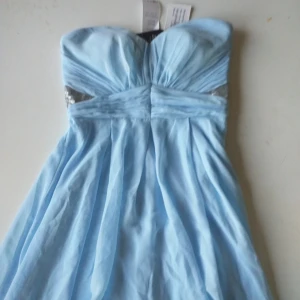 Ljusblå klänning - Jättefin helt ny ljusblå klänning med lappen kvar. Tyvärr för liten för mig💕