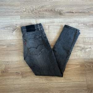 Ett par jeans i absolut topp skick och som dessutom har en extremt snygg tvätt. Nypriset på dessa jeans ligger på runt 1000kr. Längden på byxorna är 94cm och midjan 38cm jämför gärna med ett par egna och sen är det fritt fram att använda ”köp nu”.