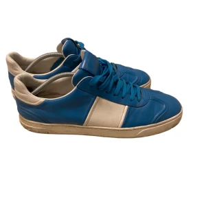 Valentino flycrews - Säljer mina feta blåa läder flycrews i storlek 44/45, Skorna saknar 5 nitar men är lätt att köpa reserv. OG ingår inte utan endast skorna. Skriv om ni har yttligare frågor👊🏻