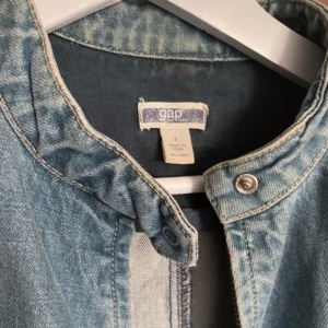 Jeansjacka - Vintage gap jeansjacka. Annorlunda modell och som ny i skicket.  Med dragkedja och knäppdetalj. 