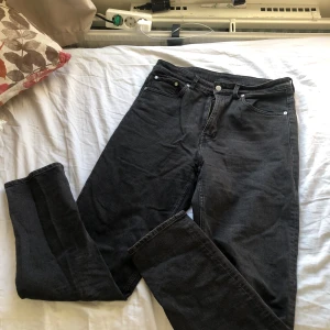 Svarta höga jeans - Svarta högmidjade jeans (mom-jeans) i bra skick. 