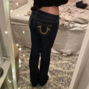  true religion jeans - Säljer mina skitsnygga unika true religion jeans, dem är bootcut/straight!💗skriv vid frågor om mått osv