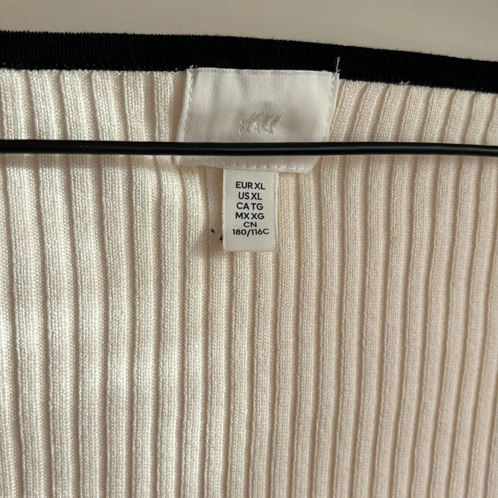 H&M tröja som knappts används! Stretchig material🔥. Tröjor & Koftor.