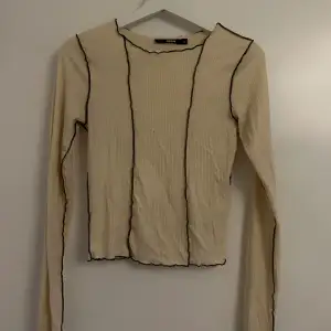 Cremevit långärmad tröja från Bikbok.  Storlek S.  Inga fläckar 