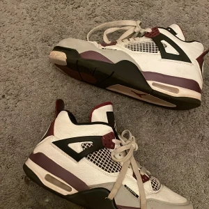 Jordan 4 psg - Storlek 40 men passar mig med 41.  Hyfsat bra använt skick. Vet ej om de äkta
