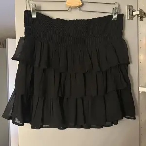 En svart kjol från Vero moda i storlek S🩷