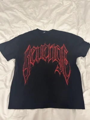 revenge tröja - aldrig använt, inte min stil.  mått - 54/66