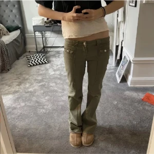 Hm lågmidjade jeans - Säljer dessa lågmidjade gröna jeans från hm. Inte min bild! Hör av er om ni vill ha egna bilder. Det är i jätte fint skick, storlek 38. Hör av er vid frågor❤️ kan mötas upp i Stockholm. Annars använd gärna köp nu! Kram.Frakt ingår ej. Köpta för 600 kr