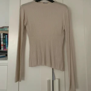 Beige tröja från Wera  - Så fin tröja från Wera. Säljer då den tyvärr inte kommer till användning❤️