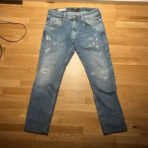 Säljer mina replay jeans med slitningar som inte kommer till mycket till användning och är i jättefint skick! Skriv vid minsta lilla fundering🙌🏼💫