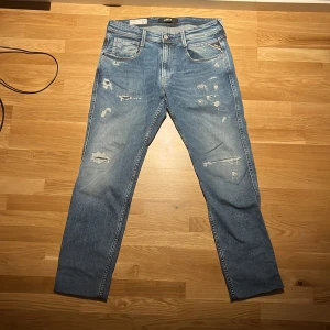 Replay anbass - Säljer mina replay jeans med slitningar som inte kommer till mycket till användning och är i jättefint skick! Skriv vid minsta lilla fundering🙌🏼💫