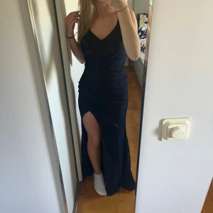Balklänning - Marinblå glittrig balklänning som användes 1 tillfälle förra året❤️
