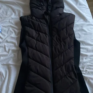 zara väst - säljer pågrund av att den inte kommer till användning och har inte anvönt på över ett år.  bra skick pris kan diskuteras 