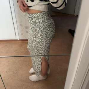 Sommar kjol  - Kjolen är helt ny använt en gång bara är inte alls genomskinlig då den kommer med ett vitt underlager, jätte fin inför sommaren och sitter bra i midjan och är även väldigt luftig och skön.