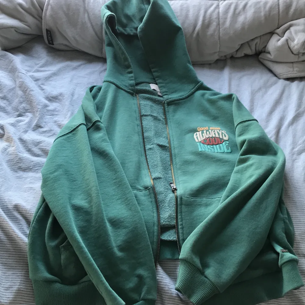 Det är en hoodie i storlek S, från pull and bear, grön? . Hoodies.