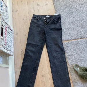 Midwaist jeans zara - Säljer dessa midwaist jeans från zara. Raka i modellen. Färgen är svart med lite grått i💕