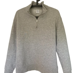 Zip up Zara - Säljer en Zip up sweatshirt med märket zara! Skick 10/10, endast andvänd ca 2 gånger. Nypris ca 500kr mitt pris 179kr  . Inga defekter  Nyskick Skicka vid funderingar! Pris kan diskuteras. Skicka vid fundering!   