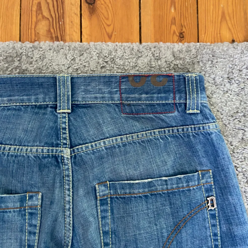 Säljer dessa mycket fina dondup George jeansen knappt använda men har tyvärr växt ur storlek 30 slim fit. Jeans & Byxor.