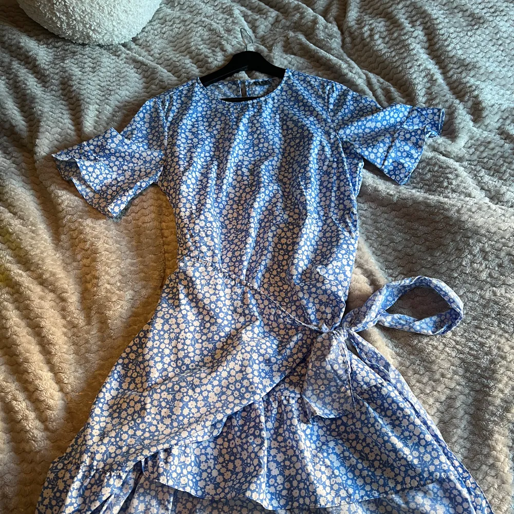 En jätte fin blå klänning ifrån vero Moda passar perfekt till midsommar eller sommaren överlag!. Klänningar.