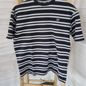 Randig t-shirt Sweet Sktbs - Randig t-shirt från Sweet Sktbs. Fint skick i lite tjockare tyg än vanligt.