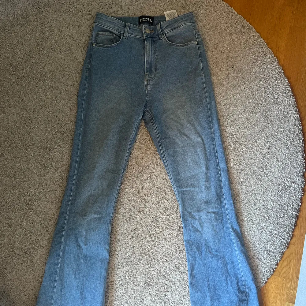 Byxor som passar mig perfekt i längd, som är 170 cm lång! Använda fåtal gånger!. Jeans & Byxor.