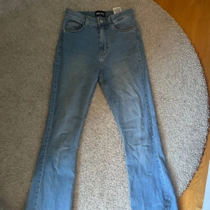 Blåa jeans  - Byxor som passar mig perfekt i längd, som är 170 cm lång! Använda fåtal gånger!
