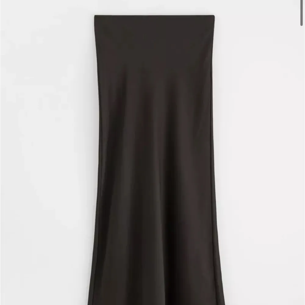 Satin kjol från Lindex som är mörkbrun, aldrig använd!. Kjolar.