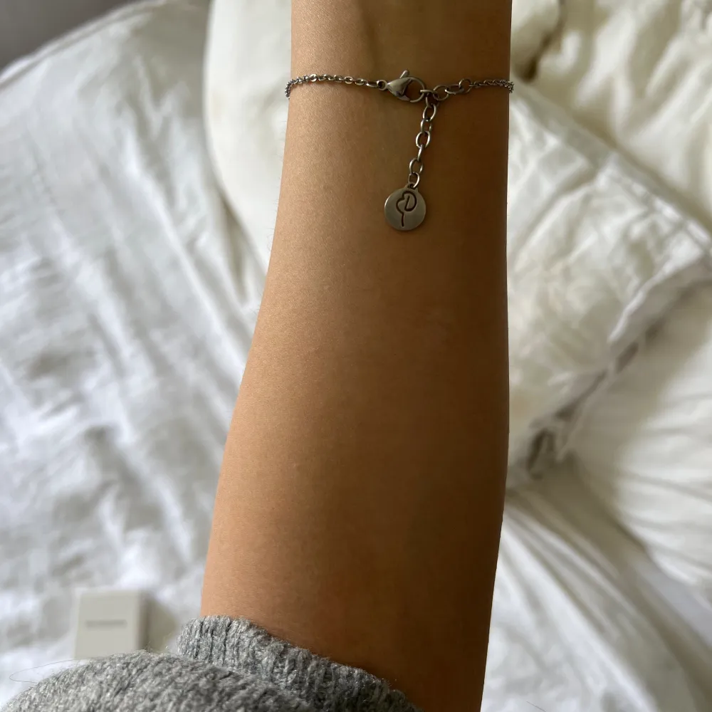 Armband frĂ„n Edblad i silverđ. Asusteet.
