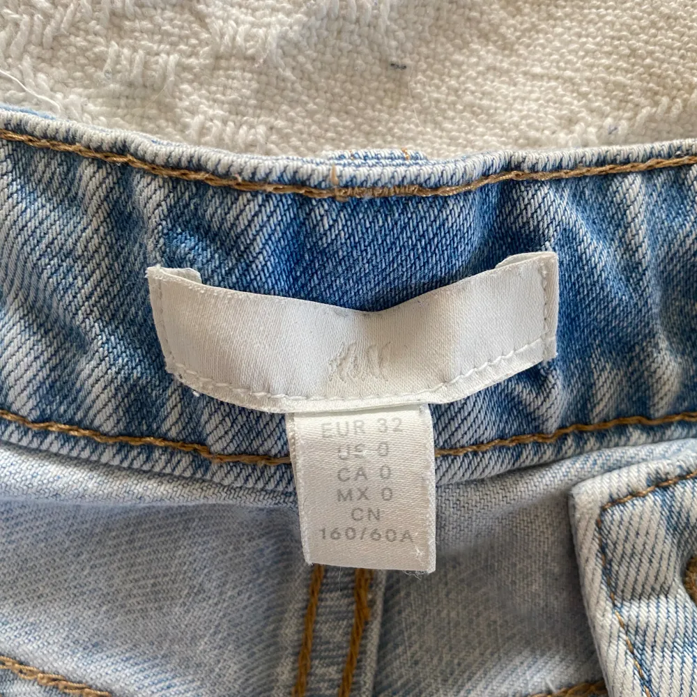 Sjukt snygga jeansshorts från hm i en ljusblå färg! Storlek 32.  Säljer pga för små tyvärr 💙. Shorts.