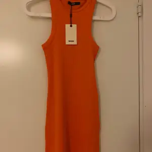 Jätte fin orange klänning i helt nytt skick. Aldrig använd då den inte har kommit till användning. Har prislappen kvar, strl:s. Köpte för 200kr.