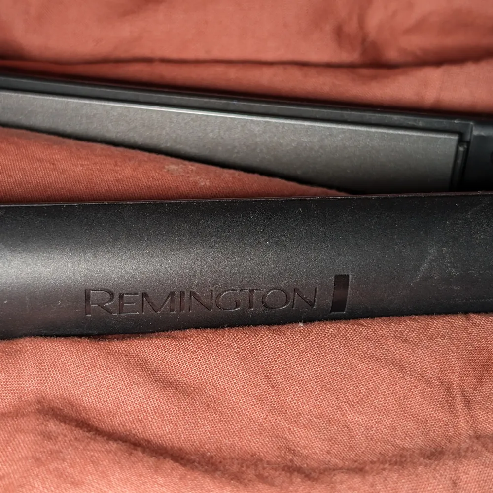 Plattång från Remington  Värmen går från 0°-230° som man vrider för att justera. Övrigt.