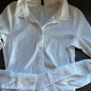 Topp från H&M - Fin topp från H&M som inte kommer till användning, Skicka för fler bilder🫶🏽🤗