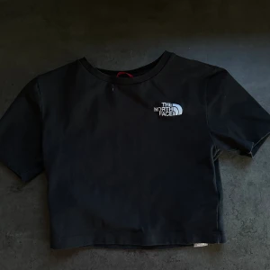The North Face T-shirt  - Svart kort T-shirt från the north face, superfin men har växt ur den💕
