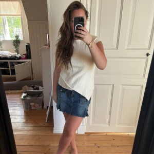 Zara topp - Säljer denna fina zara topp som knappt är använd. 😽😻