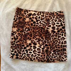 Kort leopardmönstrad kjol - Fint skick, storlek XS