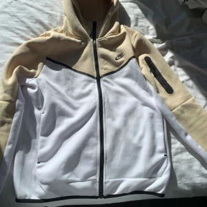 Nike tech - Säljer en Nike tech i storlek m men rekommenderas om man bär storlek s för att den är liten i passform. 