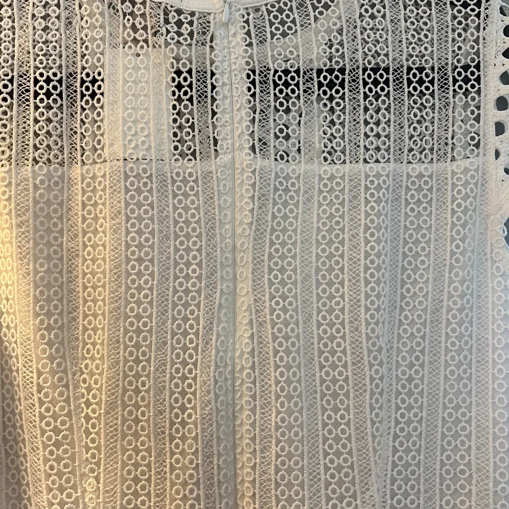 Vit klänning perfekt nu till skolavslutningen eller studenten från HM i storlek M Aldrig använd (prislapp kvar). Mekot.
