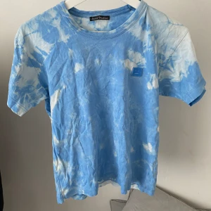 Acne tshirt - Snygg acne t shirt som e tiedye aldrig använd storlek S . Vet inte original pris men tar 250 för den 