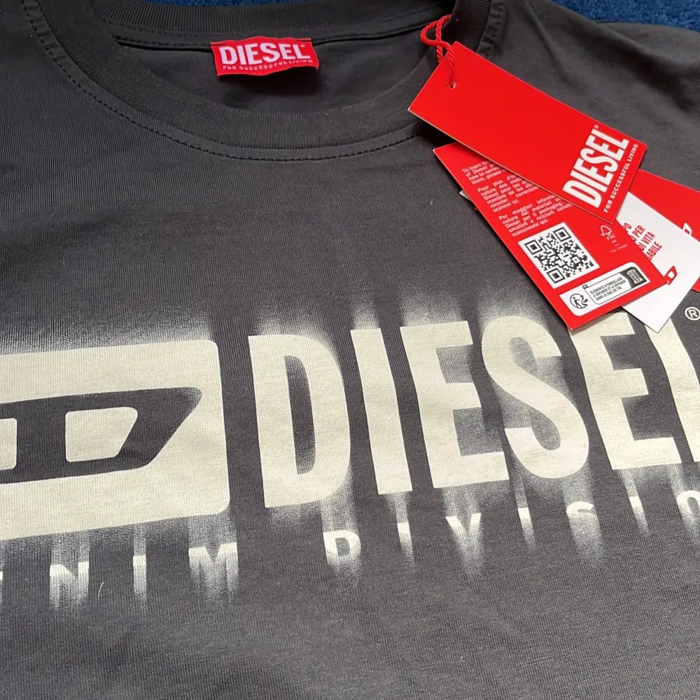 En helt ny Diesel T-shirt med snyggt fade print som tyvärr aldrig kom till användning. Alla lappar är kvar. Skriv gärna vid funderingar 🙌. T-shirts.
