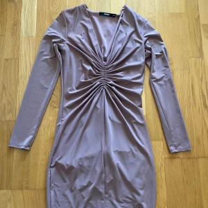 Klänning - Fin knälång klänning från BIKBOK! Köparen står för frakt! 