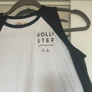 Hollister tröja - Jätte snygg och cool tunn tröja med bara axlar. Knappt andvänd så i väldigt bra skick. Pris kan diskuteras 🩷