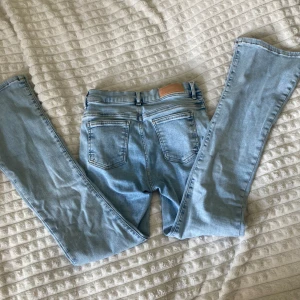 Jeans - Säljer mina flare jeans från bikbok då dom är lite för korta för min smak. Dom är stretchiga och har inga defekter. Det står inte storlek för midjan men jag skulle säga S. Jag är 167cm för referens (läs min bio för mer info)💕