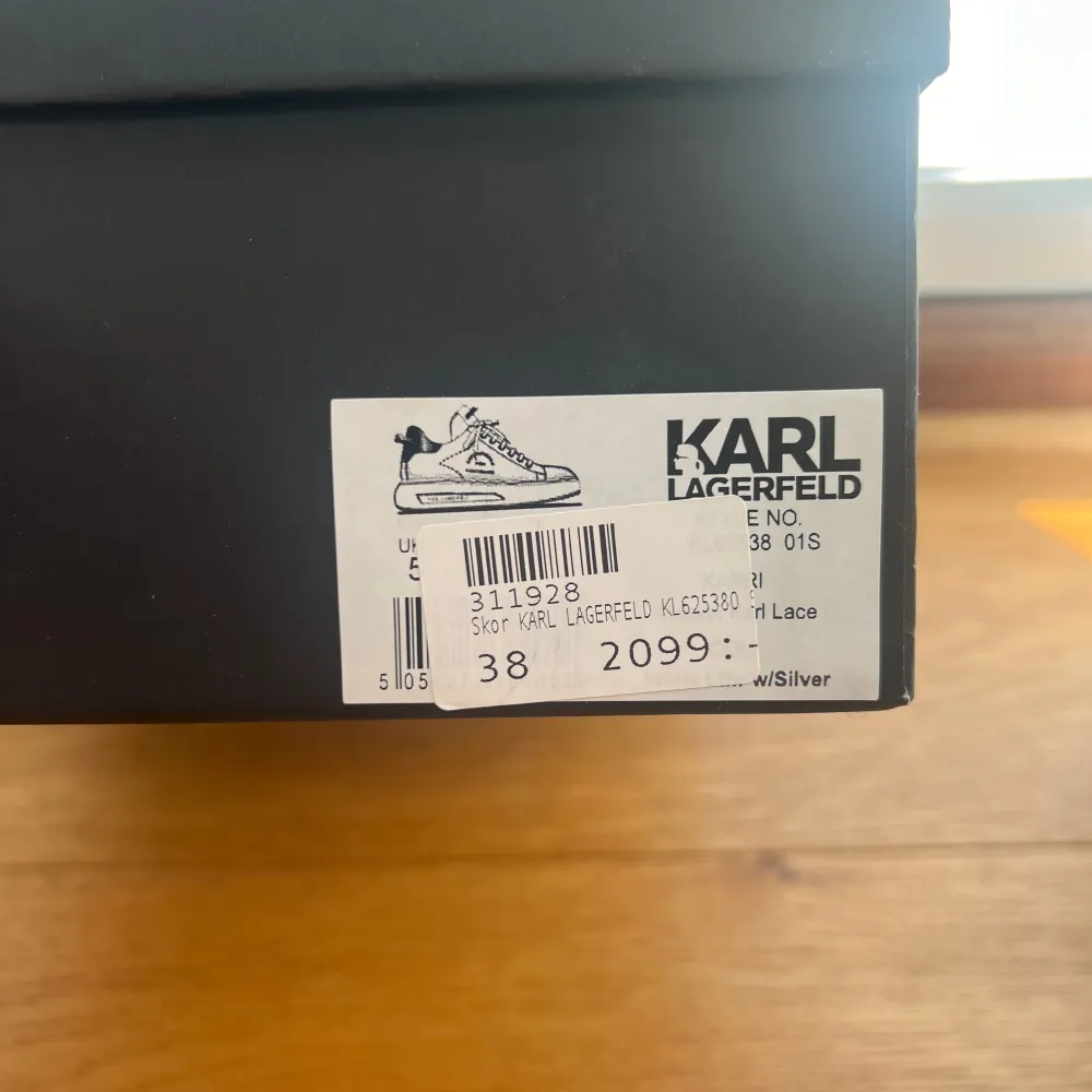 Ett par vita Karl lagerfeld sneakers. Köpta på Raglady på Väla. Nypris 2099kr. 🫶🏼Använda ett fåtal gånger, men lite slitna därav priset. Priset kan absolut diskuteras🥰 Hör av dig för fler bilder . Skor.