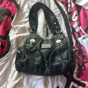 Väska - Säljer en jätte fin och snygg  väska❤️ har inte använt den så mycket tro vara 5 gånger. Men kan få i massa saker i den och har inga fläckar eller inte smutsig❤️ skicka till mig om ni har frågor💋❤️