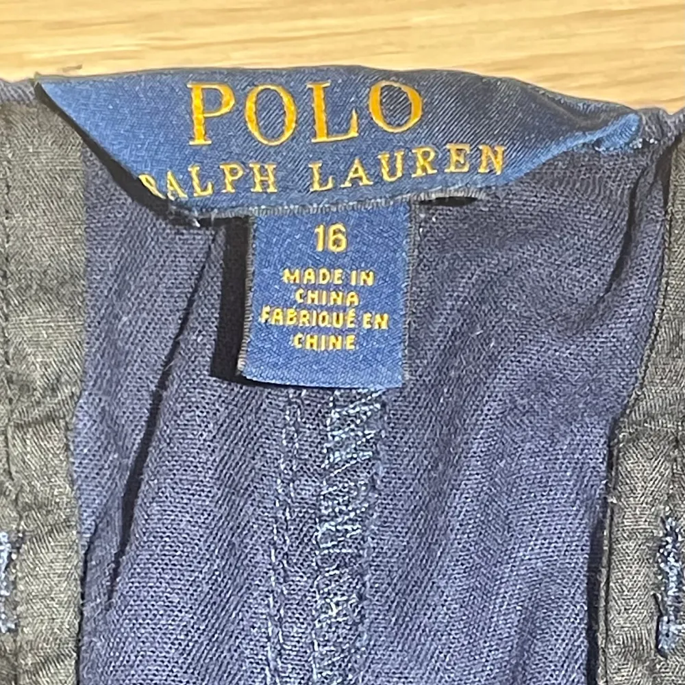 Säljer ett par mörkblå urväxta Polo Ralph lauren shorts. Storlek 16 junior passar 165cm långa. Köptes för ca 1000kr . Shorts.