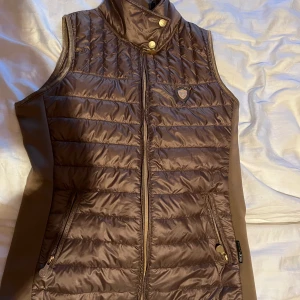 Ridväst  - Hej! Mycket fint skick Storlek S/36